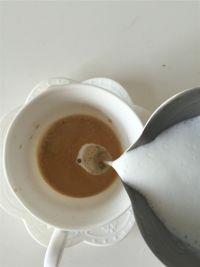 卡布基诺拉花咖啡的做法步骤4