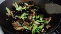 杂菌炒青瓜的做法步骤8