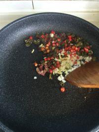 腊肠炒酸豆角的做法步骤4