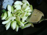 木耳炒丝瓜的做法步骤5