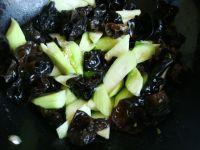 木耳炒丝瓜的做法步骤7