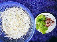 青椒炒银芽的做法步骤1