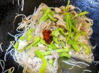 青椒炒银芽的做法步骤7