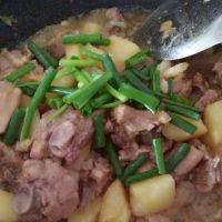 鸭腿炖土豆的做法步骤9