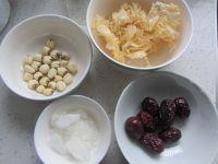 冰糖莲子炖银耳的做法步骤1