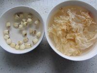 冰糖莲子炖银耳的做法步骤2