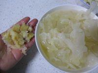 冰糖莲子炖银耳的做法步骤3