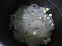 冰糖莲子炖银耳的做法步骤4