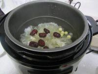 冰糖莲子炖银耳的做法步骤8
