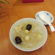 冰糖莲子炖银耳