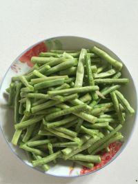 豇豆炒腊肉的做法步骤1