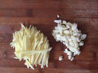 豇豆炒腊肉的做法步骤3