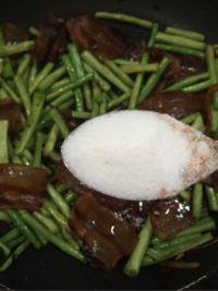 豇豆炒腊肉的做法步骤9