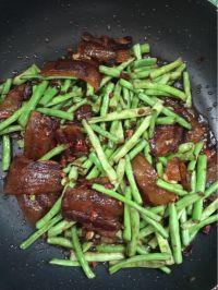 豇豆炒腊肉的做法步骤10