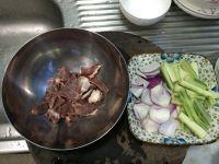 丝瓜洋葱炒猪心的做法步骤1