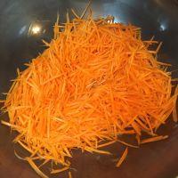 清炒胡萝卜的做法步骤3