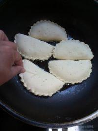 荠菜盒子的做法步骤12