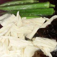 腐竹拌秋葵的做法步骤3