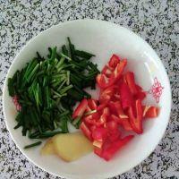 红椒炒鸡胗的做法步骤2