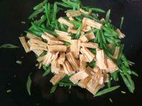 四季豆炒腐竹的做法步骤5