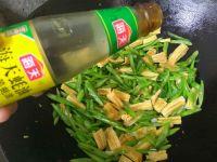 四季豆炒腐竹的做法步骤6