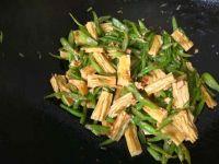 四季豆炒腐竹的做法步骤7