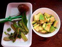 牛油果炒玉米粒的做法步骤1