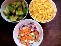 牛油果炒玉米粒的做法步骤2