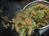 西瓜皮炒海贝的做法步骤7