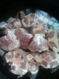 压力锅牛尾汤的做法步骤1