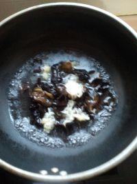 双耳拌黄瓜的做法步骤2