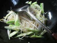 丝瓜炒绿豆芽的做法步骤3