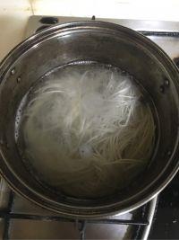 黑豆豉炒肉特色拌面的做法步骤2