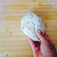 手揉黑芝麻小餐包的做法步骤4