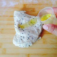 手揉黑芝麻小餐包的做法步骤7