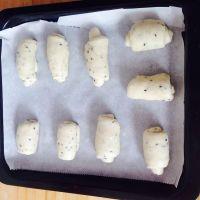 手揉黑芝麻小餐包的做法步骤16