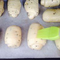 手揉黑芝麻小餐包的做法步骤17