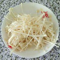 金针菇炒肉的做法步骤1