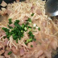 金针菇炒肉的做法步骤5