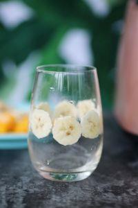 香蕉芒果思慕雪的做法步骤2