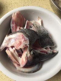 奶白鱼头豆腐汤的做法步骤1