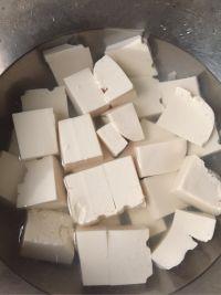 奶白鱼头豆腐汤的做法步骤2