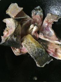 奶白鱼头豆腐汤的做法步骤4