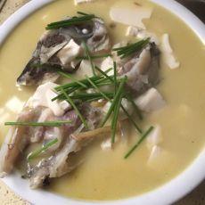 奶白鱼头豆腐汤