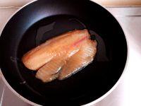 香煎罗非鱼的做法步骤3