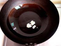 苦瓜炒毛豆的做法步骤2