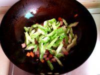 苦瓜炒毛豆的做法步骤4