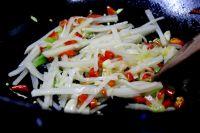 酸笋秒炒西瓜皮的做法步骤11