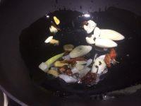 土豆炖鸡翅的做法步骤2