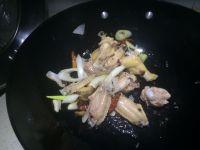 土豆炖鸡翅的做法步骤3